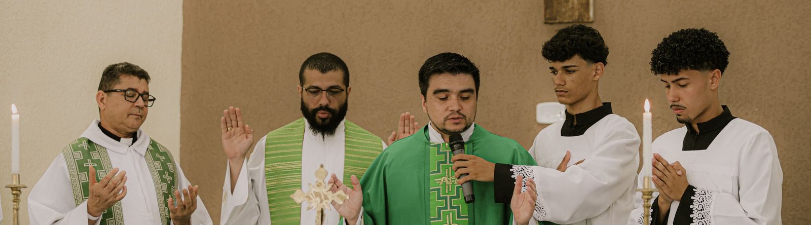 Padres estigmatinos no altar